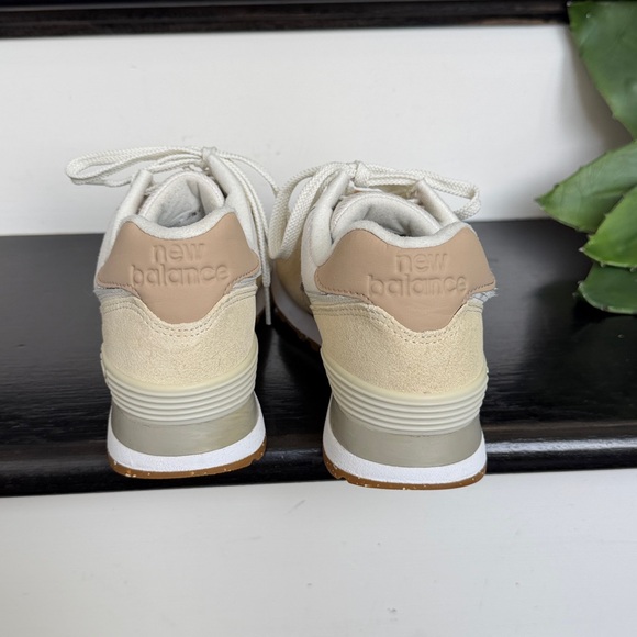 New Balance 584 women’s 8.5 neutral sneaker gym shoes - Picture 2 of 8